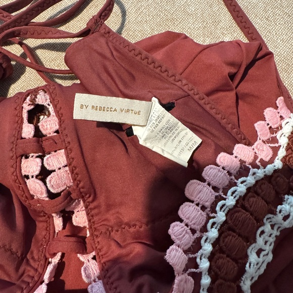 BECCA one piece - Picture 5 of 6